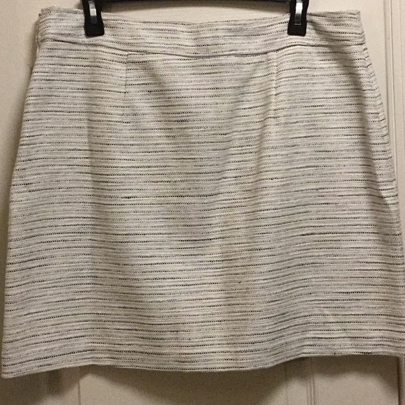 NWT LOFT, Sz.14 mini skirt, cream with black and blue accent - Picture 5 of 6